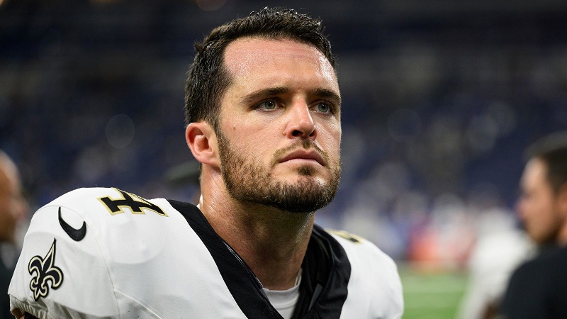 Derek Carr funderar på något viktigt